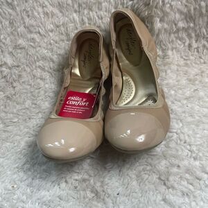 Dexflex Comfort Beige synthetic leather slip on flats patent toe& trim SZ13W